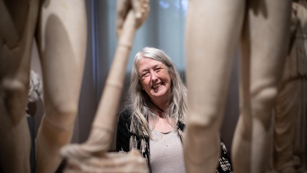 La clasicista Mary Beard, entre las esculturas antiguas del Museo del Prado.