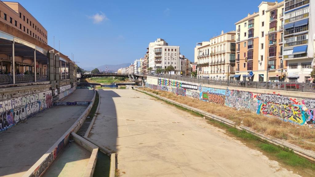 El cauce del Guadalmedina se convierte cada tarde en un improvisado patio de colegio.