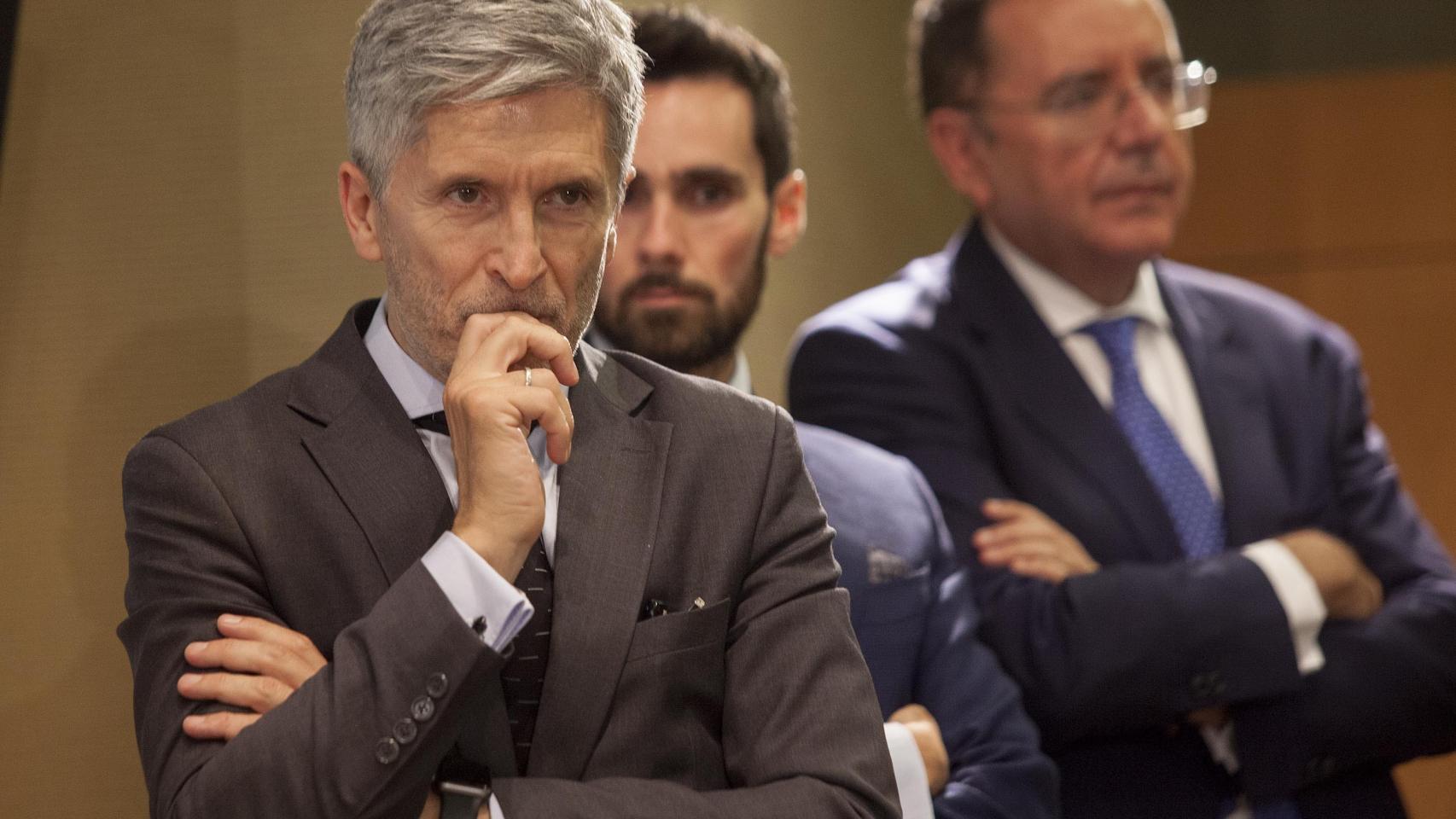 El ministro del Interior, Fernando Grande-Marlaska, y, al fondo, Ángel Luis Ortiz, director de Prisiones.
