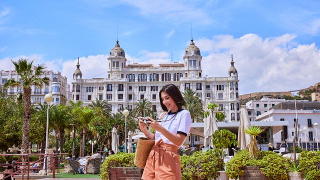 Una turista en Alicante ciudad.