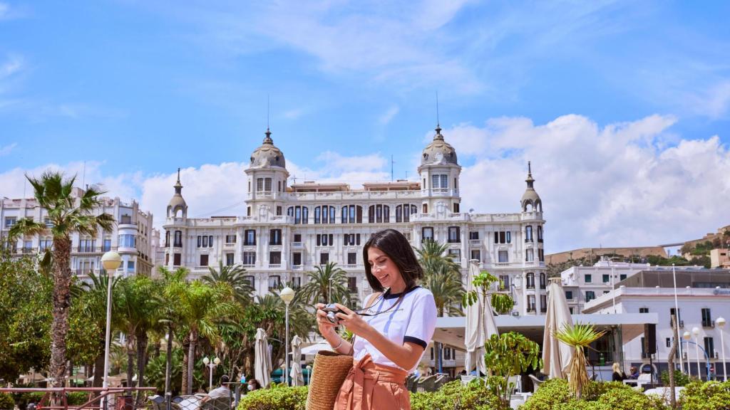 Una turista en Alicante ciudad.