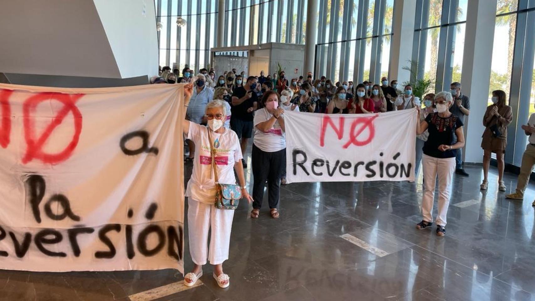Recibimiento de la consellera en Torrevieja antes de la reversión del hospital.