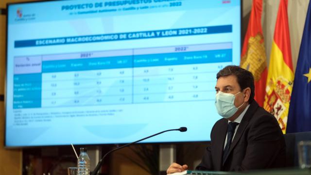 El consejero de Economia y Hacienda, Carlos Fernández Carriedo durante la exposición