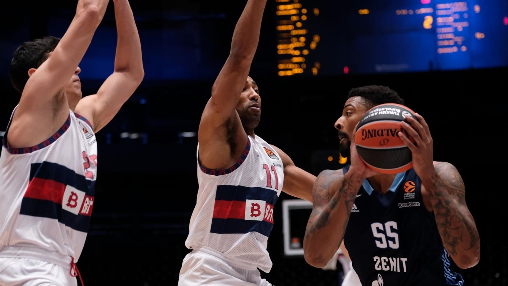 Granger defendiendo a Jordan Mickey