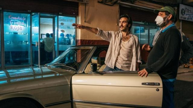 Óscar Aibar, con mascarilla, junto a Ricardo Gómez durante el rodaje de 'El sustituto'