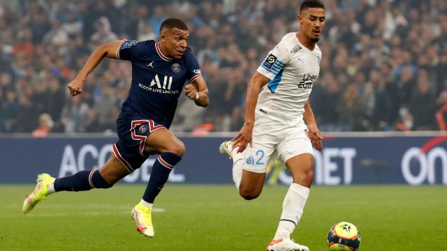 Mbappé peleando un balón con el PSG