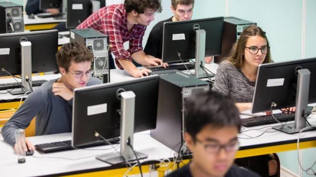 Imagen de archivo de una clase de informática.