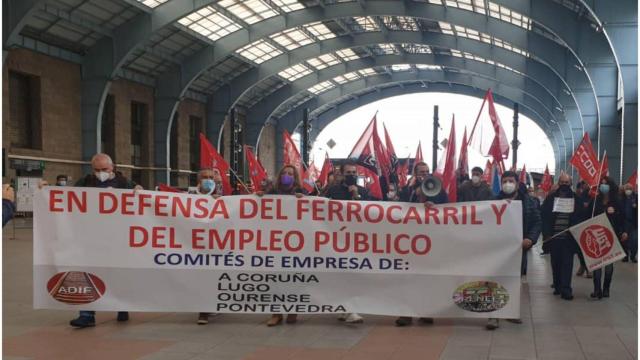 Protesta en la estación de tren de A Coruña.