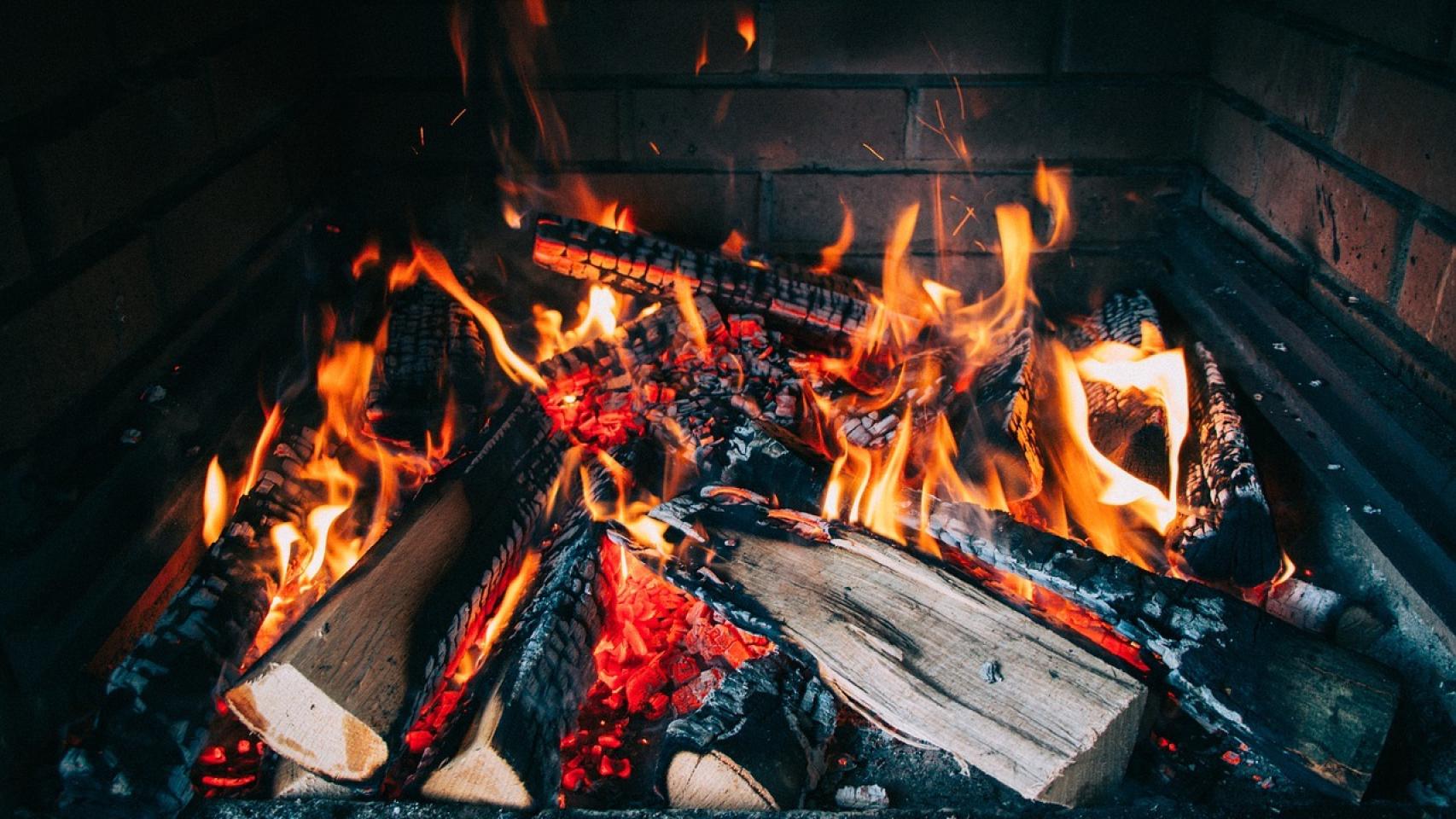 Imagen de archivo de leña quemándose en la chimenea.