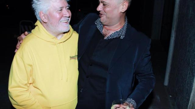 Almodóvar de Balenciaga, abrazado por Jesule de la Tomasa.