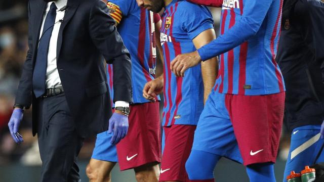 Piqué acompaña a Agüero, que se marcha del campo lesionado