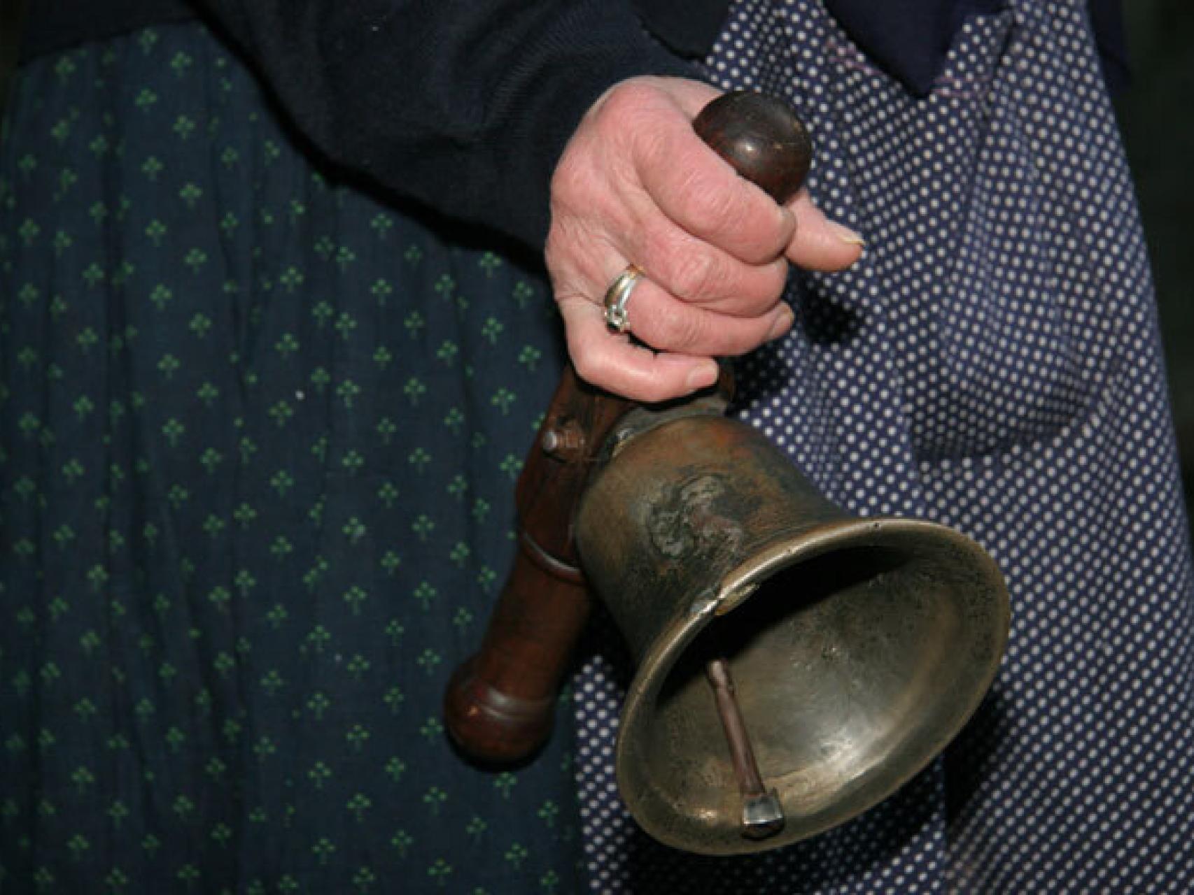 La moza de ánimas toca la esquila por las calles de La Alberca