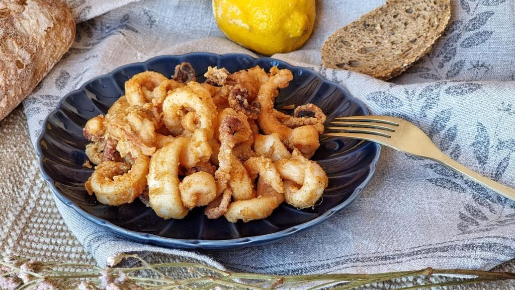 Plato de calamares fritos.