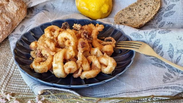 Plato de calamares fritos.