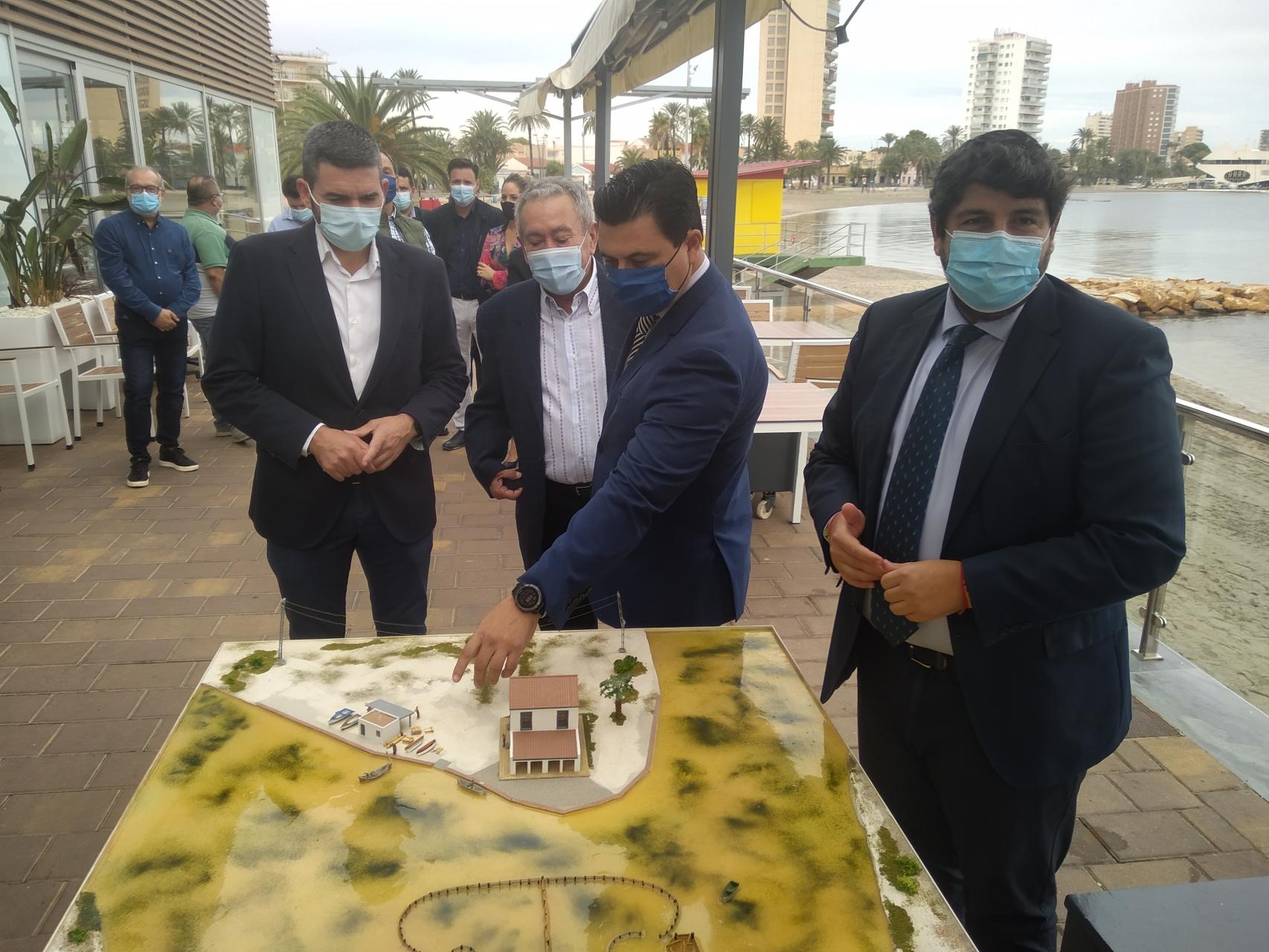 El presidente de Murcia, este sábado, presentando un proyecto en el Mar Menor.
