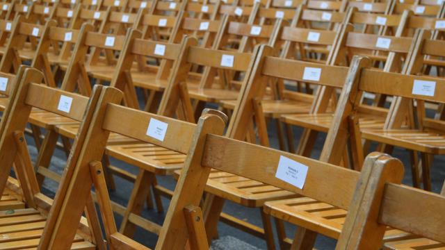 Las sillas esperando que llegue la primera cofradía al RO.