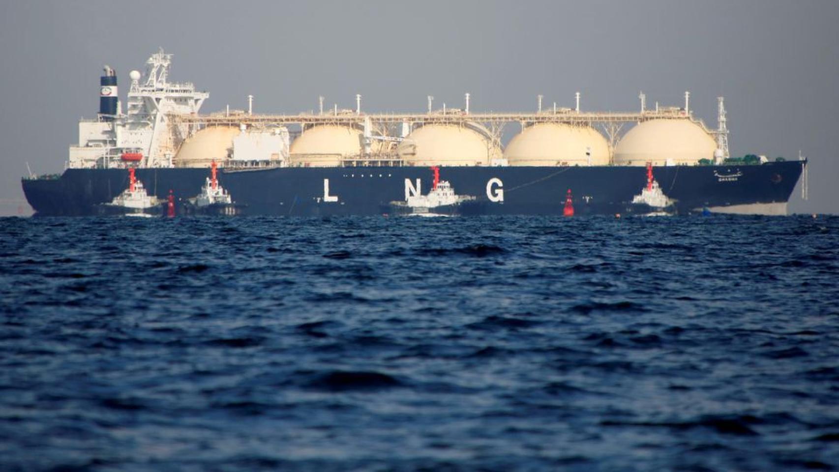 Un barco que transporta gas licuado.