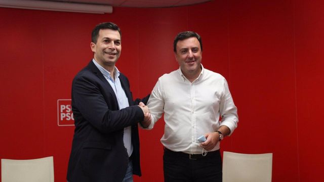 Los candidatos a la Secretaría Xeral del PSdeG, Gonzalo Caballero y Valentín González Formoso, en la sede de la formación en O Pino