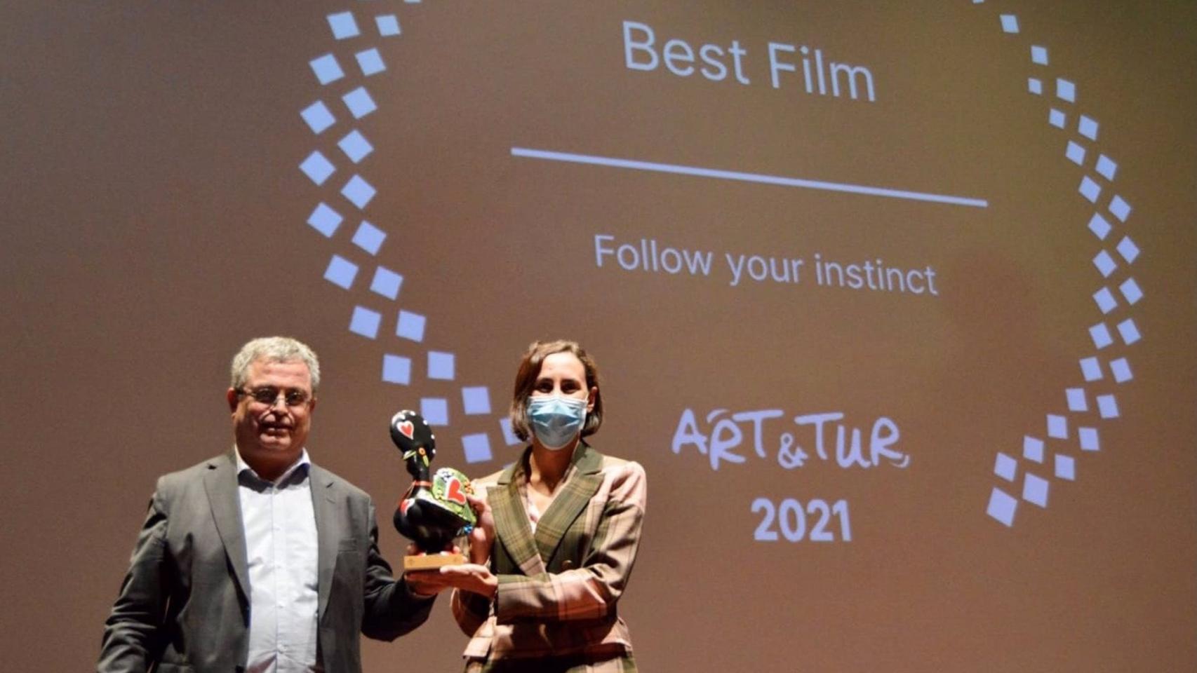 La diputada de Turismo, Ana Laura Iglesias, recoge el premio en el Festival Internacional ART&TUR de Aveiro