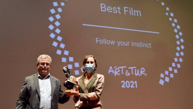 La diputada de Turismo, Ana Laura Iglesias, recoge el premio en el Festival Internacional ART&TUR de Aveiro