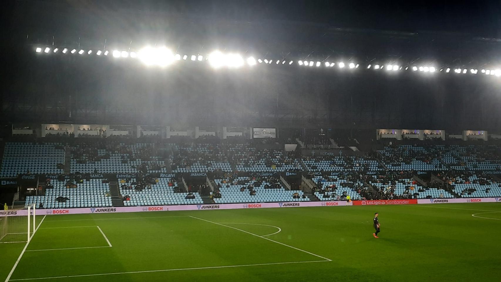 La grada de Tribuna de Balaídos durante el partido contra la Real Sociedad