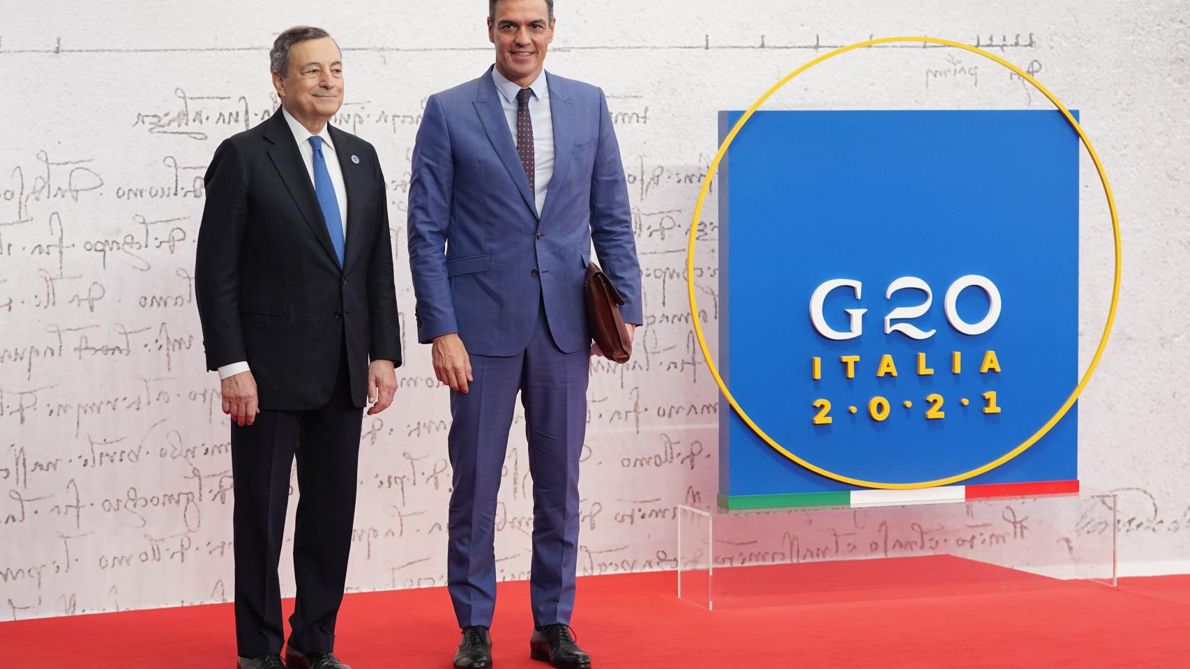 Sánchez junto al primer italiano, Mario Draghi, a su llegada a la cumbre del G20.