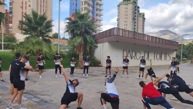 Los jugadores del Atlético Saguntino, en un entrenamiento en Benidorm, ya cobran  las primas en criptomoneda.