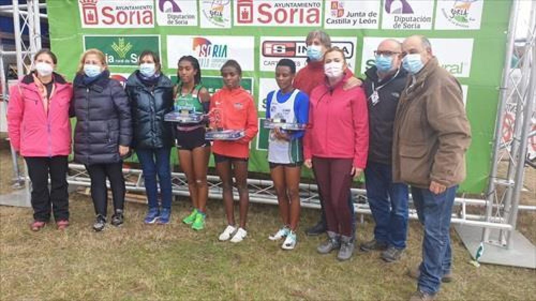 Virginia Barcones con las primeras clasificadas de la prueba senior en el Cross Internacional de Soria