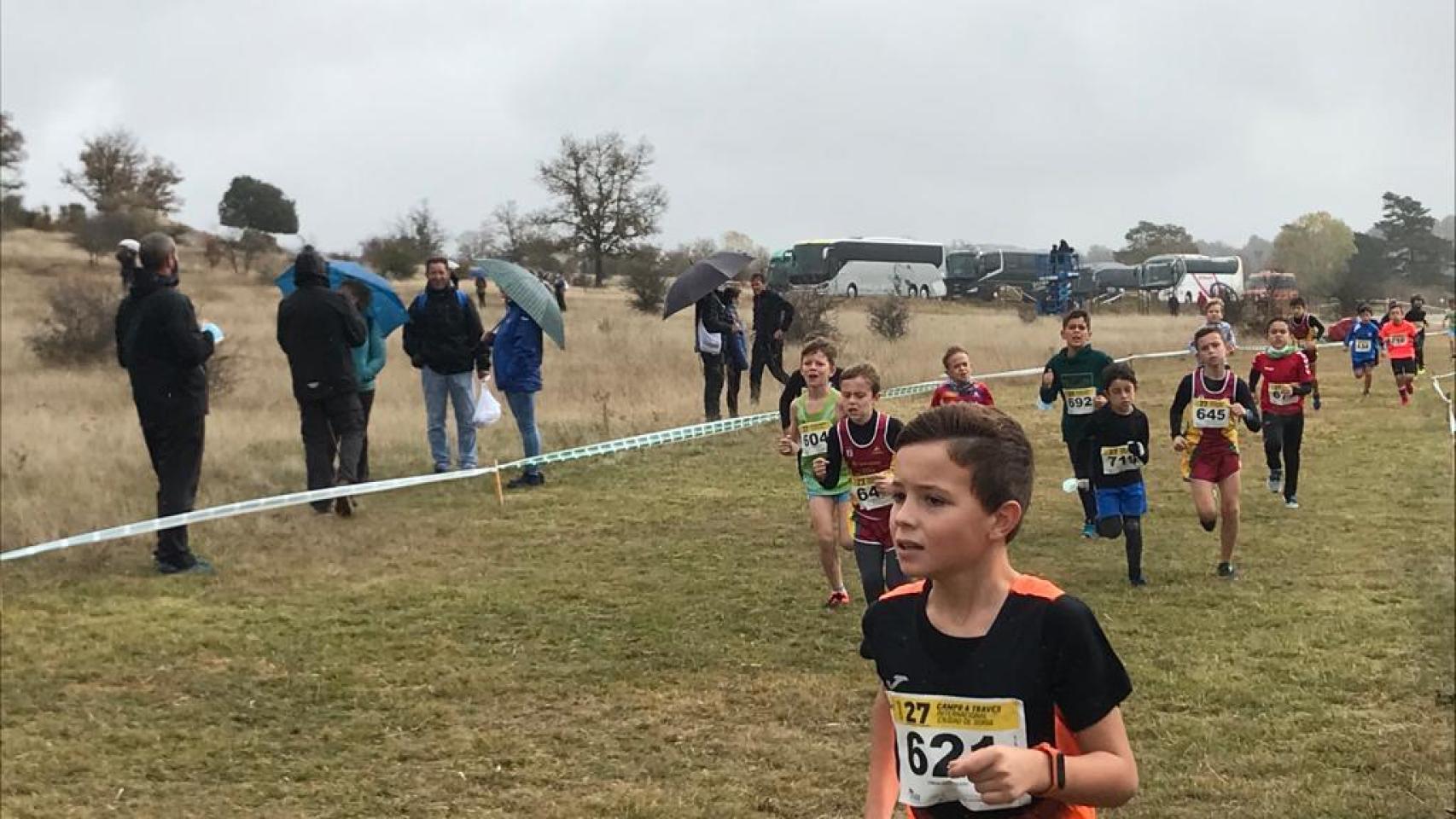 Atletas del Club Vino Toro Caja Rural durante el XXVII Cross Internacional de Soria