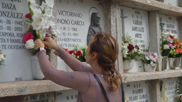 Natasha poniendo unas flores.