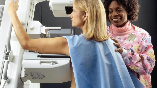 La Conselleria cambia los criterios para garantizar que las mujeres con predisposición a estos tipos de cáncer puedan acceder.