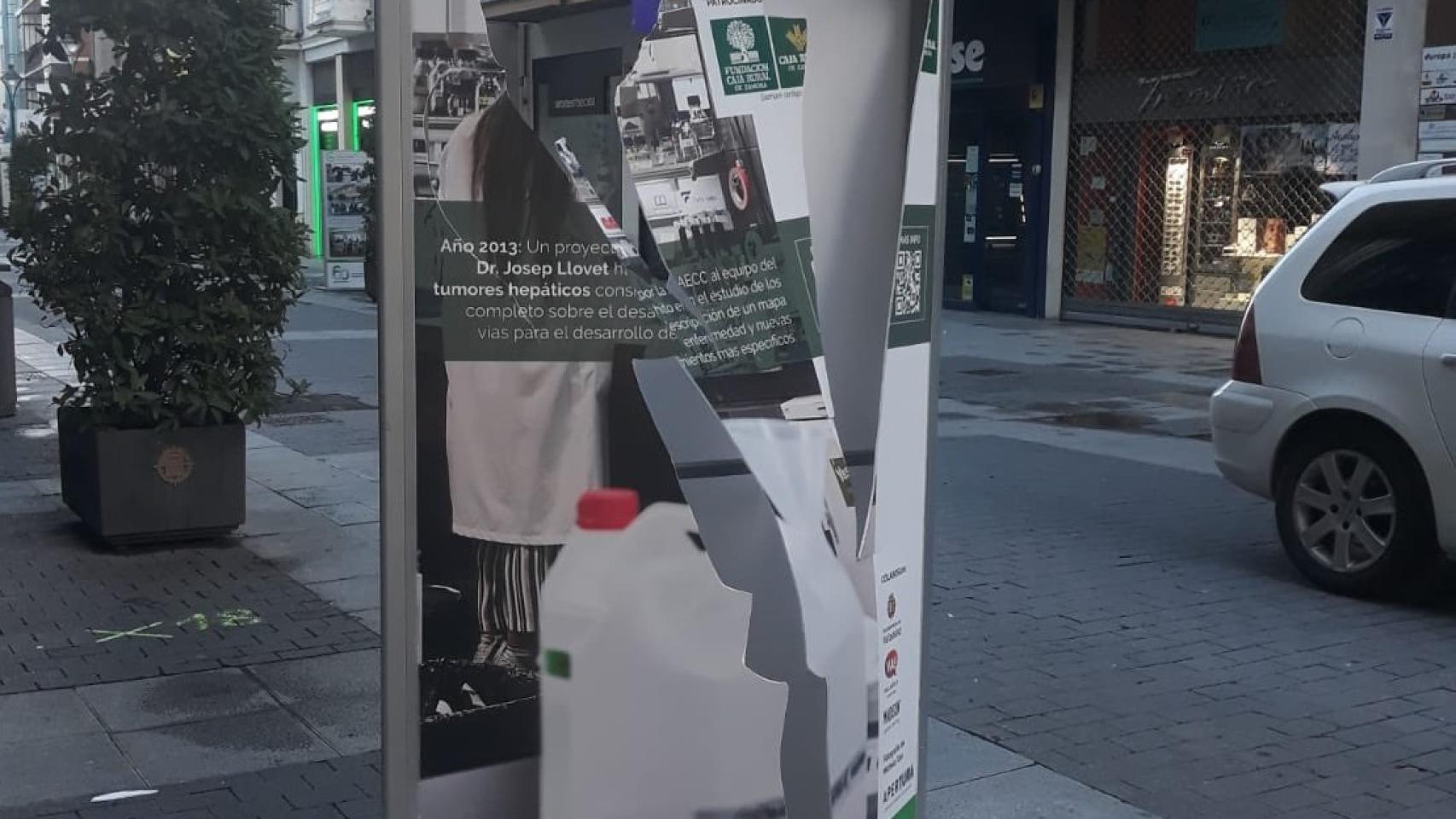 Destrozan los carteles de la Asociación Contra el Cáncer de la calle Santiago