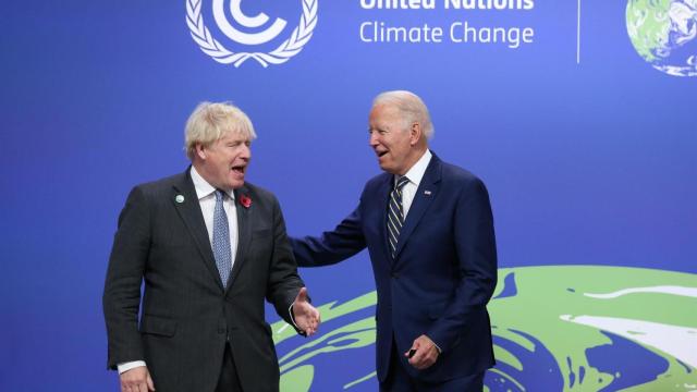 Boris Johnson recibe a Joe Biden a su llegada a Glasgow.