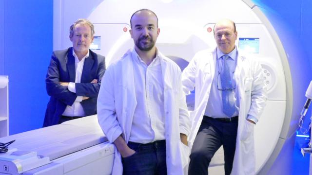 De izquierda a derecha, los doctores Cabrera, Urmeneta y Martínez de Vega.