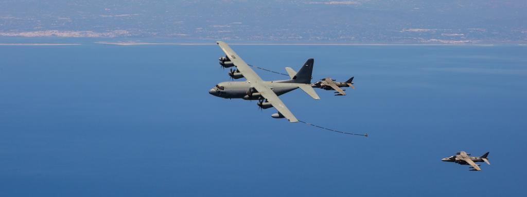 Un KC-130 de los US Marines reabasteciendo combustible a un AV-8 Harrier de la Armada Española cerca de Morón.