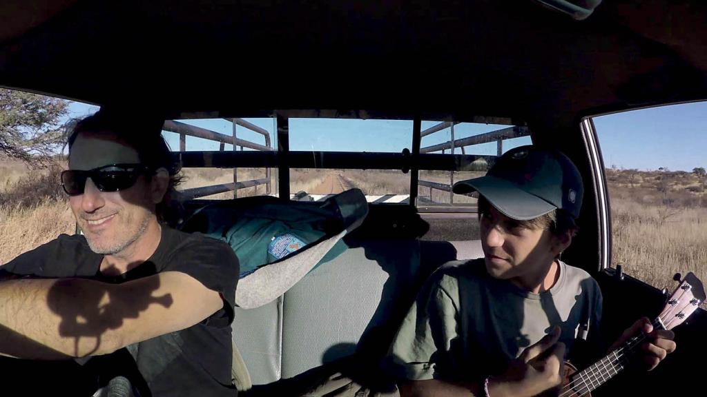 Andoni y Unai recorriendo la sabana en busca de felinos.