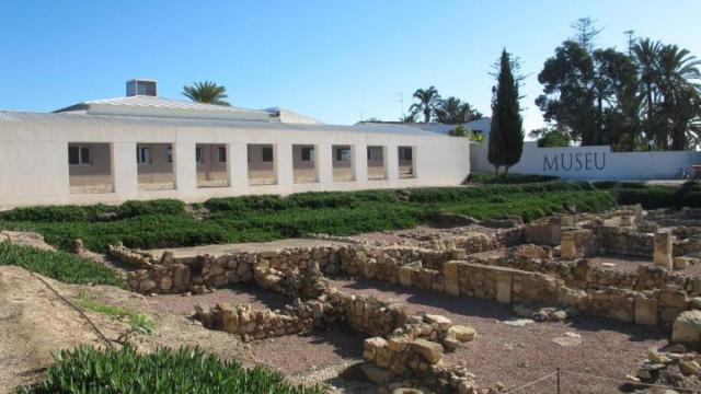 La Universidad de Alicante lleva 25 años creando patrimonio y lo celebra con la publicación de un libro