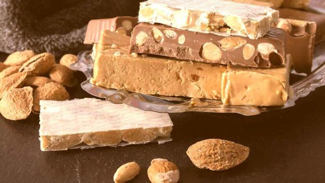 Varias tabletas de turrón.