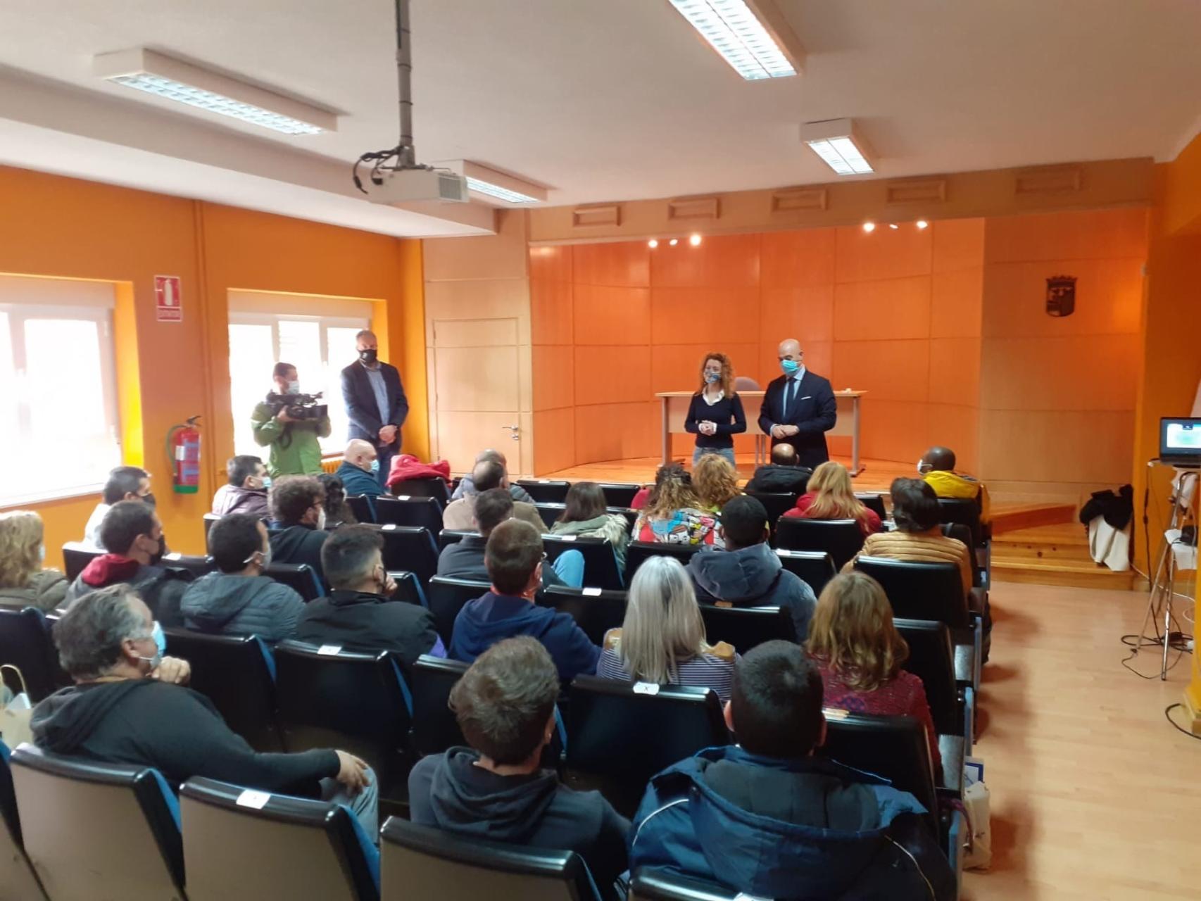 La concejala de Familia e Igualdad de Oportunidades, Ana Suárez, y el gerente del Servicio Público de Empleo de Castilla y León en Salamanca, Juan Carlos Sánchez García