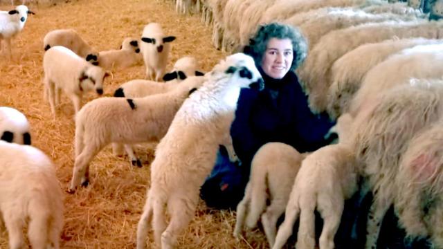 Ángeles Santos con su rebaño
