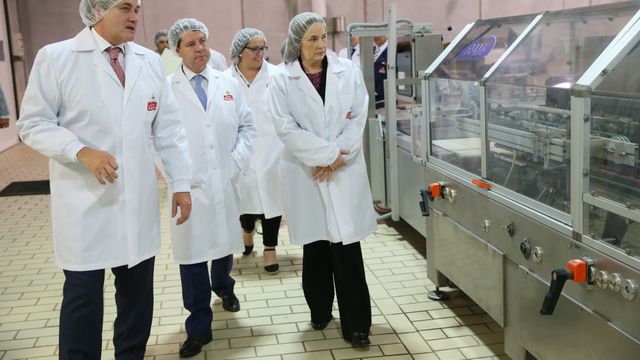 Emiliano García-Page, en el centro, junto a los hermanos García-Baquero durante una visita realizada a la empresa quesera en 2016. Foto: JCCM.