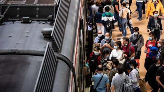 Varios pasajeros esperan a subir a un tren de Cercanías en la estación de Atocha.