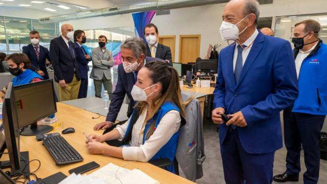 El presidente de Cantabria, Miguel Ángel Revilla, se interesa por el trabajo de una empleada de Leading Metal-Mechanic Solutions.