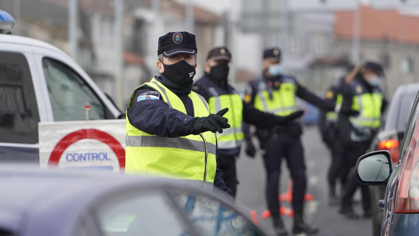Imagen de archivo de un control policial durante el primer estado de alarma decretado.