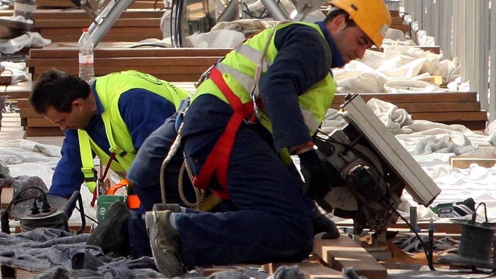 Imagen de archivo de dos trabajadores de la construcción.