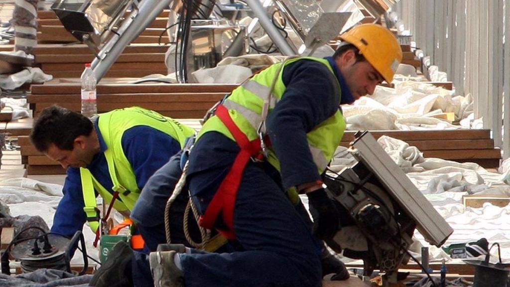 Imagen de archivo de dos trabajadores de la construcción.