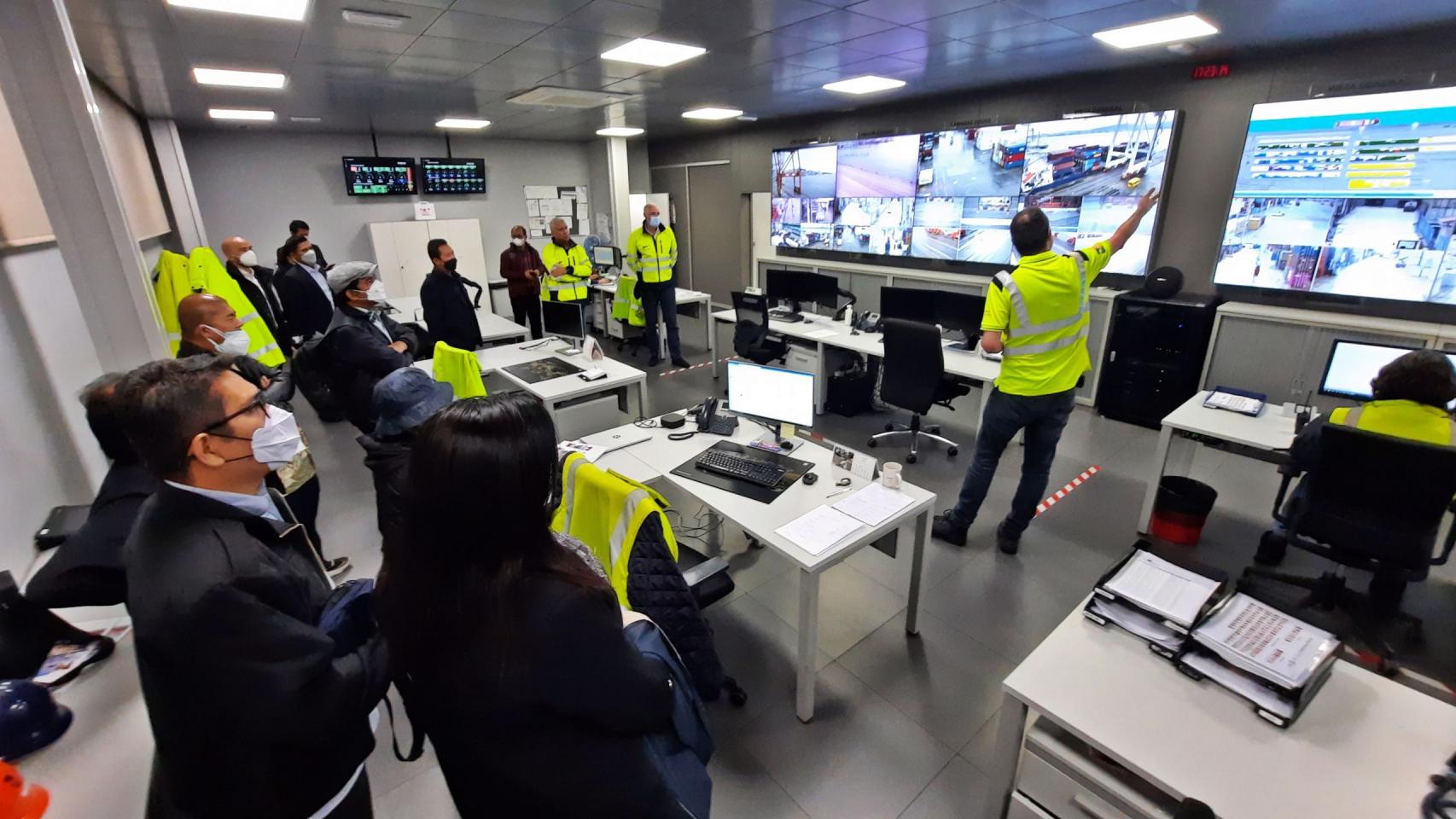 Miembros del Ministerio de Pesca de Indonesia en su visita al Puerto de Vigo.