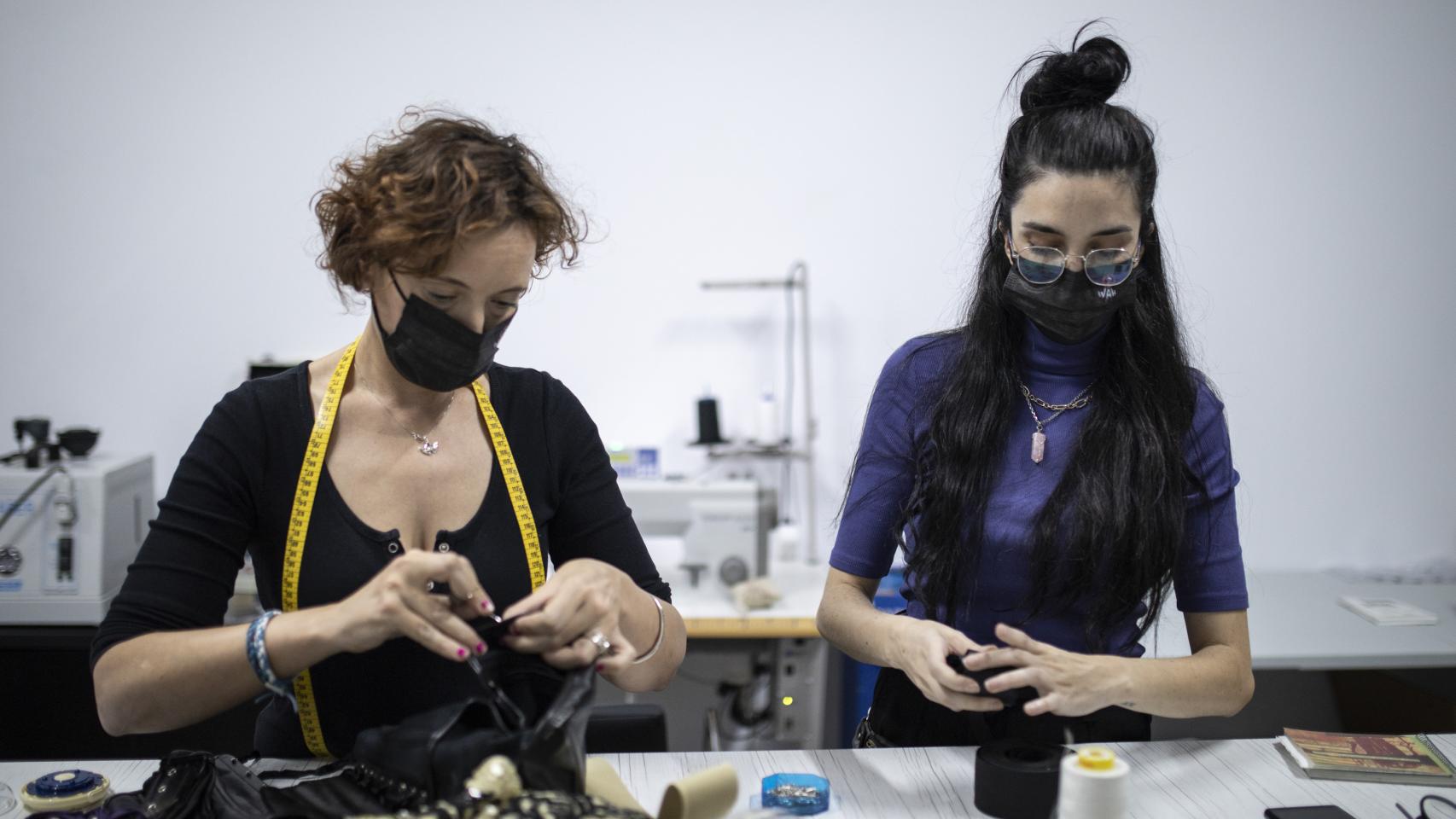 Dos mujeres durante su jornada de trabajo