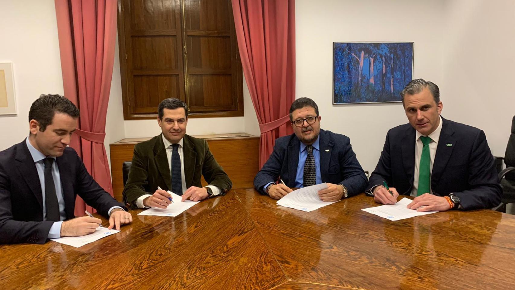 El acuerdo entre Juanma Moreno (PP) y Francisco Serrano (Vox) en Andalucía, con Ortega Smith y Teodoro García Egea.