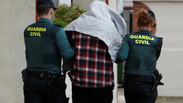 El supuesto asesino del menor, custodiado por la Guardia Civil tras su detención./